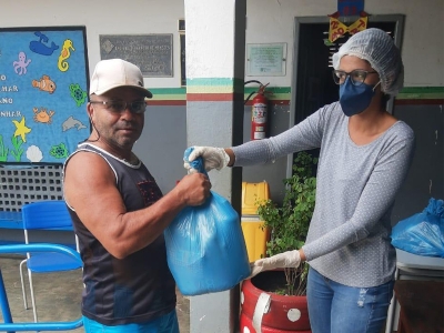 Prefeitura de Lagarto entrega kits da alimentação escolar para pais dos alunos matriculados na rede municipal